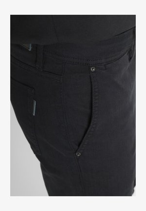 Zwarte denim jeans met een rechte pijp, subtiele textuur, voor- en achterzakken, en een klein blauw accentlabel bij de zijnaad.