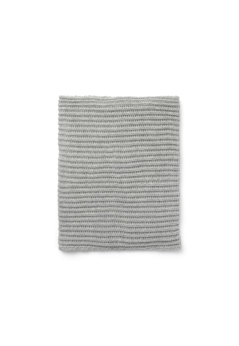 Quadrato di tessuto lavorato a maglia grigia con un motivo a righe testurizzato. Materiale morbido e resistente, cucito in modo uniforme, senza ulteriori decorazioni.