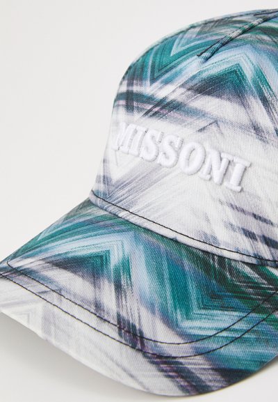 Καπέλο με γεωμετρικό σχέδιο σε τιρκουάζ και λευκό, με κεντημένο το λογότυπο "MISSONI" σε λευκό χρώμα. Φτιαγμένο από υφασμάτινη ύλη με υφή και καμπυλωτό γείσο.