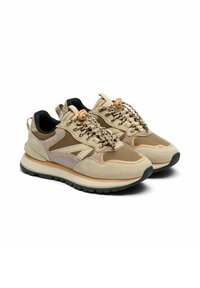 Zapatillas de correr beige y marrones con parte superior de ante texturizado y malla, suela de goma en contraste y cordones con estampado. Cuenta con una lengüeta para facilitar el calzado.