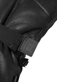 Schwarzer Lederhandschuh mit strukturiertem Material, verstellbarem Riemen mit einer schwarzen Kunststoffschnalle und sichtbaren Nähte.