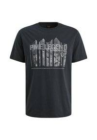 Čierne bavlnené tričko s krátkymi rukávmi. Na prednej strane má grafický potlač s bielym textom "PME LEGEND" a "EXPLORING THE ELEMENTS".
