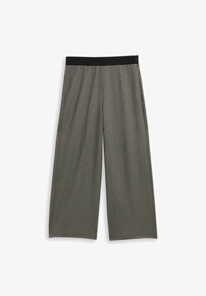 Pantalons à jambes larges en tissu gris texturé, avec une taille élastique noire et une silhouette ample et fluide.