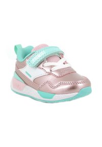 Scarpe da ginnastica metalliche rosa e bianche con dettagli in menta, linguetta in rete, cinturino regolabile e suola in gomma testurizzata; design arrotondato.