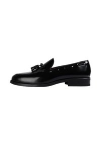 Mocasines de cuero negro con un acabado suave, detalles de borlas y un tacón rectangular bajo. Diseño clásico con acentos de costura lateral.