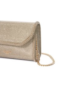 Sac de soirée doré avec une surface texturée et scintillante, une bandoulière en chaîne et un logo en relief. Il possède un design repliable et des accents métalliques.