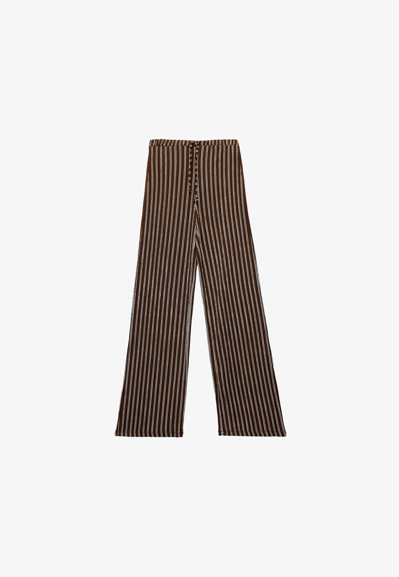 Bruine wijde broek met witte verticale strepen en een taille met trekkoord, plat gelegd op een witte achtergrond.