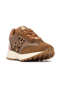 Zapatillas de ante marrón con acentos de estampado de leopardo, detalles metálicos y lados texturizados. Presenta una suela beige con tracción. Accesorios dorados.