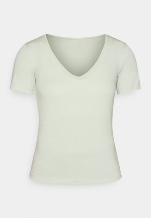 Hellgrünes V-Ausschnitt-T-Shirt mit kurzen Ärmeln, taillierter Passform, glatter Textur und minimalen Nähten. Weicher, lässiger Stil.