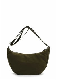 Borsa a spalla verde oliva realizzata in morbido tessuto, con forma curvata, chiusura superiore con zip e una lunga tracolla regolabile con hardware in metallo.
