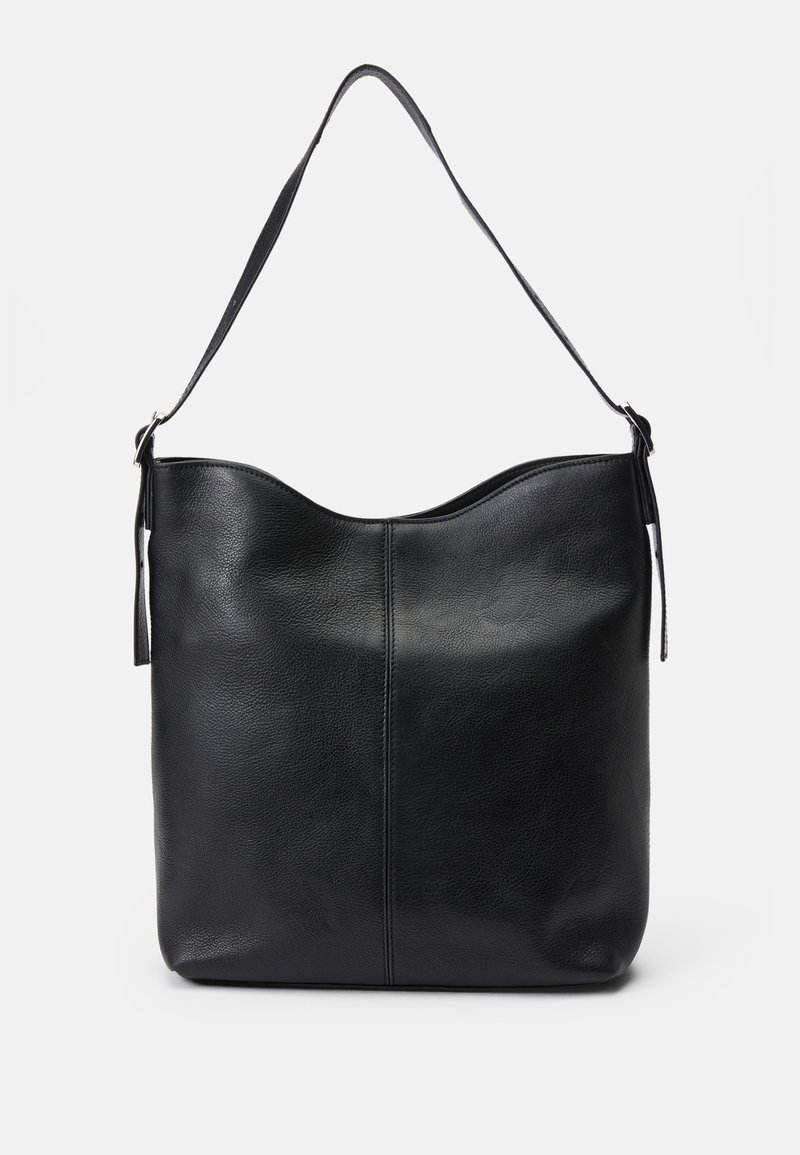 Sac à épaule en cuir noir avec une seule bandoulière et une surface lisse légèrement texturée, présenté sur un fond blanc uni.