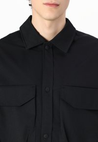 Jack & Jones JCOHELVETICA PARACHUTE OVERSHIRT - Krekls - black