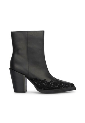 Botín de cuero negro hasta el tobillo con punta texturizada de cuentas negras, diseño ondulado y tacón grueso. Empeine liso con suela de plataforma.