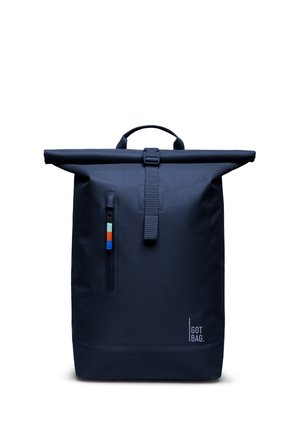 Navyblauer Roll-Top-Rucksack mit frontalem vertikalem Reißverschluss, mehrfarbigem Zipper-Anhänger, oberem Griff und "GOT BAG" Logo unten rechts auf der Vorderseite.