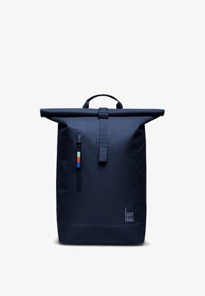 Granatowy plecak z rolowaną górą, pionowym zamkiem błyskawicznym z przodu, wielokolorowym uchwytem, górnym uchwytem oraz logo "GOT BAG" na przednim dolnym rogu.