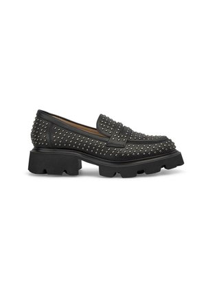 Scarpa nera slip-on con upper in pelle testurizzata decorata con borchie silver, suola in gomma chunky e dettagli a strisce sottili sulla tomaia.