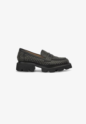 Schwarzer Slipper mit strukturiertem Lederoberteil, verziert mit silbernen Nieten, robuster Gummisohle und dezentem Streifendetail auf dem Rist.