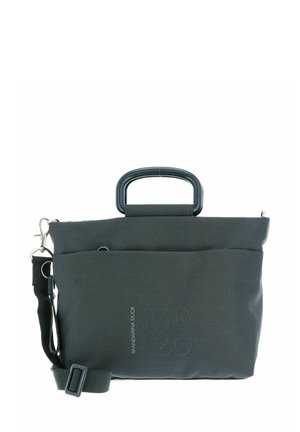 Sac gris texturé avec une forme structurée, courte poignée de transport, bandoulière ajustable et fermeture éclair. Comprend une poche arrière et le logo de la marque.