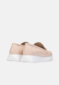 Zapatillas de cuero rosa claro con un acabado texturizado, diseño sin cordones y suela de goma blanca que presenta un patrón de nubes en el lateral.