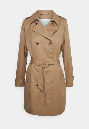 Manteau trench beige à double boutonnage avec une ceinture, épaulettes et poignets à boutons. Fabriqué en tissu léger et lisse.