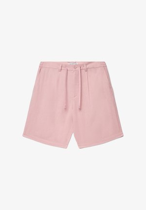 Hellrosa lässige Shorts mit vorderer Knopfleiste, Kordelzugbund, Seitentaschen und Gürtelschlaufen, flach auf weißem Hintergrund ausgelegt.