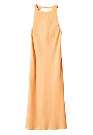 Mouwloze perzikkleurige maxi-jurk met een hoge halslijn en een sleutelgatdetail aan de achterkant, gemaakt van een gestructureerde, lichtgewicht stof.