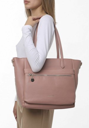 Borsa a tracolla rosa in pelle con finitura testurizzata, dotata di tasca con zip, doppie spalline e dettagli hardware minimalisti.