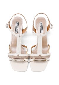 Sandali bianchi aperti con punta quadrata, dotati di un accento dorato texturizzato e di una fibbia intrecciata. Fodera interna liscia, fibbia per caviglia regolabile.