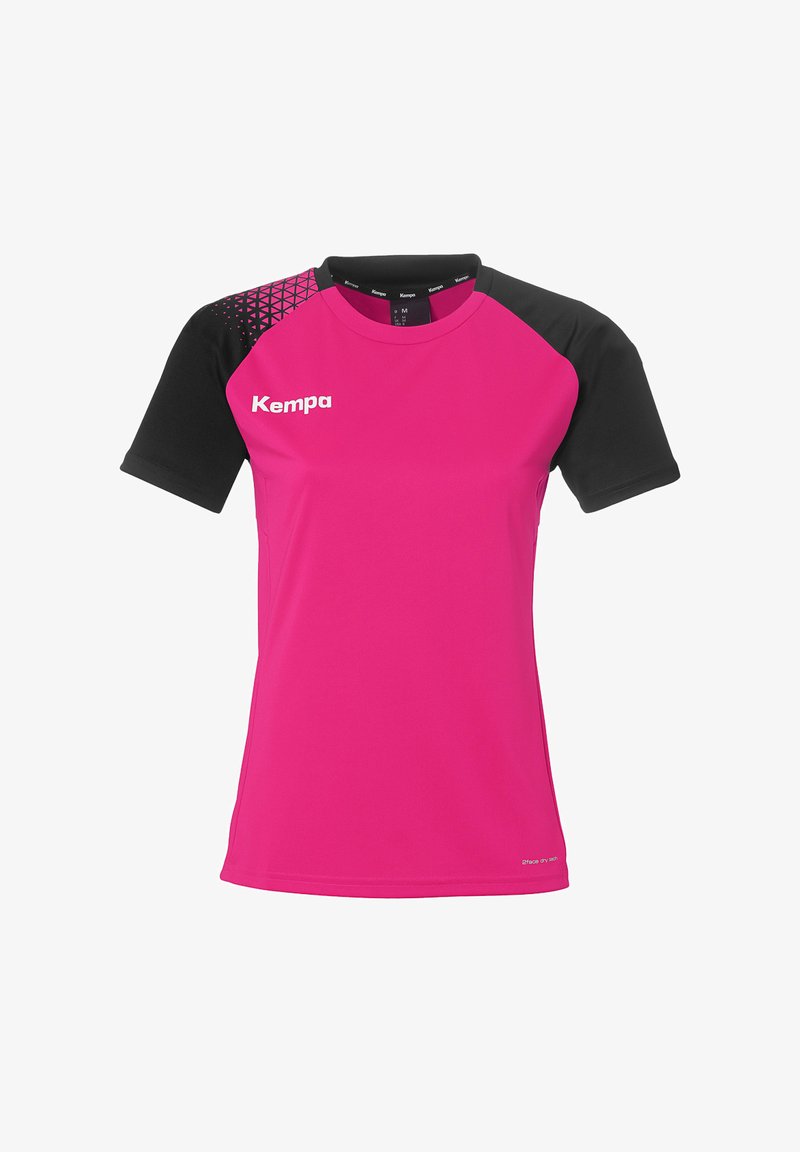 T-shirt de sport rose avec des manches courtes noires, fabriqué dans un matériau respirant. Présente un motif géométrique sur l'épaule gauche et un logo sur la poitrine.