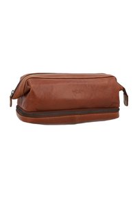 Bruine leren toilettas met ritssluiting, rechthoekige vorm, gladde textuur, ingebrand logo en leren accent aan de zijkant.