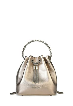 Bolso bucket metálico dorado con una asa de cadena, cierre de cordón y dos borlas plateadas. Textura suave, forma estructurada y una marca minimalista.