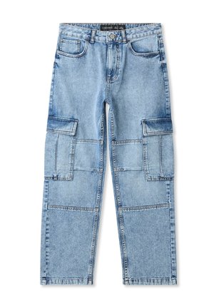 Lichtblauwe denim cargobroek met meerdere opgestikte zakken, rechte pijpen, knoop- en ritsluiting, en lussens voor een riem.