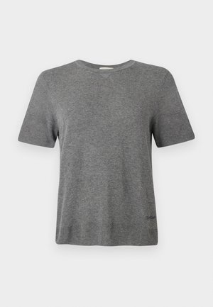 Grijze gebreide T-shirt met korte mouwen, ronde halslijn en een gladde textuur. Heeft minimale merkvermelding nabij de zoom. Eenvoudig, klassiek ontwerp.