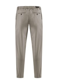 Jasno beżowe spodnie o gładkiej teksturze, elastycznym pasie i dwóch tylnych kieszeniach z zapięciami na guziki. Slim fit.