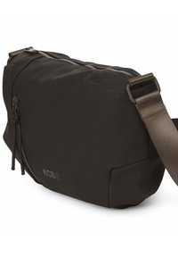 Zwarte crossbodytas gemaakt van zacht nylon. Voorzien van een ritssluiting, verstelbare riem en een subtiel merklogo aan de zijkant.