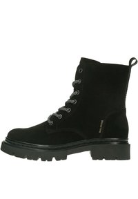 Stivaletto alla caviglia in suede nero con punta tondeggiante, lacci in contrasto bianco e nero, suola in gomma spessa e linguetta sul retro per una facile indossabilità.