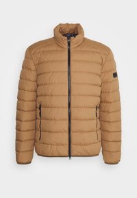 Giubbotto puffo marrone con colletto alto, caratterizzato da un design trapuntato orizzontale, due tasche laterali con zip e dettagli in zip nera.
