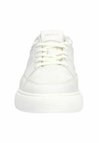 Witte sneaker met een gladde leren bovenkant, ronde neus en een minimalistisch ontwerp. Beschikt over gestikte accenten, perforaties en een gestructureerde rubberen zool.