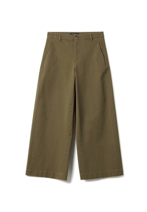 Pantalones cortos de pierna ancha en verde oliva de talle alto, con bolsillos delanteros, trabillas para cinturón y un cierre con un solo botón en la cintura.