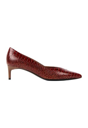 Brązowy, wsuwany but na niskim obcasie typu kitten heel z wzorem krokodylej skóry, ze smukłym obcasem i gładką podeszwą, pokazany z boku na białym tle.
