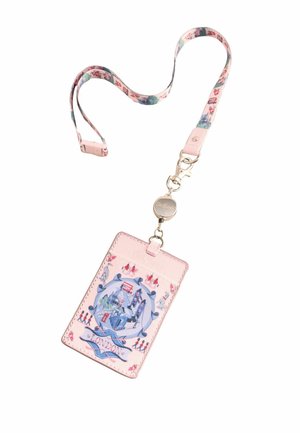 Lanyard rosa con patrón floral, sujetado a un porta tarjetas con monumentos de Londres y un diseño de cinta azul.