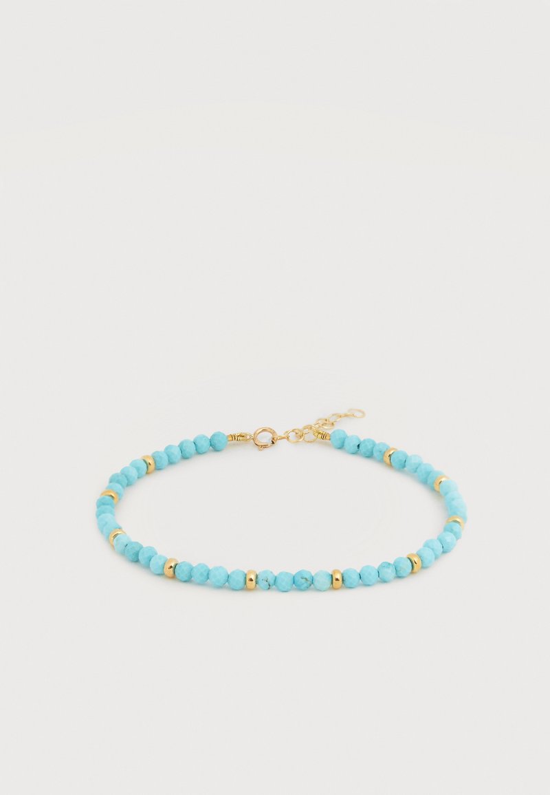 Λεπτό βραχιόλι με μικρές τυρκουάζ χάντρες και χρυσά διακοσμητικά στοιχεία, με χρυσή κούμπωμα και ρυθμιζόμενη αλυσίδα.