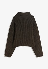 Rjav pleten pulover z visokim ovratnikom, skrajšanim robom in širokimi rokavi. Izdelan iz tkanine z reliefnim vzorcem po celotni površini.