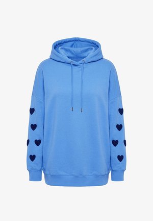 Jasnoniebieska bluza z kapturem z troczkami i ciemnoniebieskimi wzorami serc na obu rękawach.