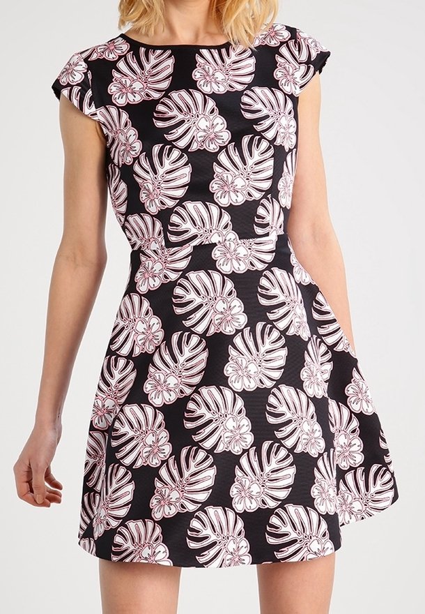 Robe noire à manches courtes avec un motif de feuilles blanches et roses. Forme évasée, tissu texturé, avec une taille cintrée et une jupe évasée.