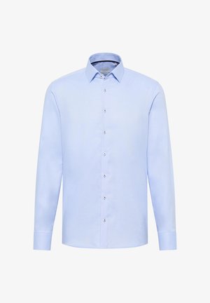 Lichtblauw overhemd met lange mouwen, een klassieke kraag en zilveren knopen aan de voorkant. Gemaakt van een gladde stof met een uniforme textuur.