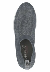 Scarpa slip-on grigia in maglia con collo a coste, tomaia testurizzata e suola liscia e bianca a contrasto. Caratterizzata da un piccolo logo metallico sul retro.