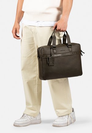 Sac à ordinateur en cuir brun foncé avec double poignée supérieure, finition texturée et nom de la marque embossé sur le devant. Compartiments zippés inclus.