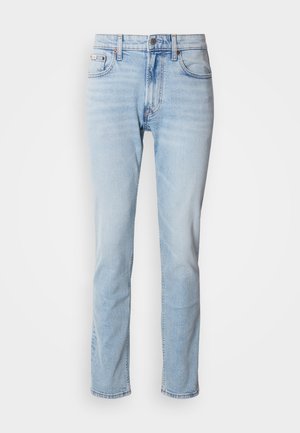 Lyseblå straight-leg denim jeans med knapp foran, glidelåslukking og fem-lomme styling på hvit bakgrunn.