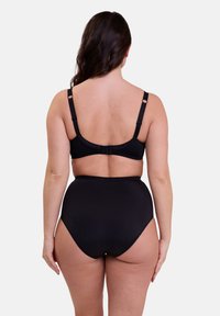 Ensemble de lingerie noir comprenant un soutien-gorge avec des bretelles ajustables et un fermoir au dos, associé à une culotte taille haute, les deux ayant une texture lisse.